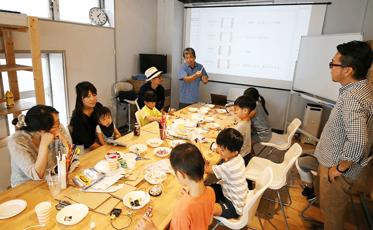 littleBitsを使って電子工作の手順を説明している松村