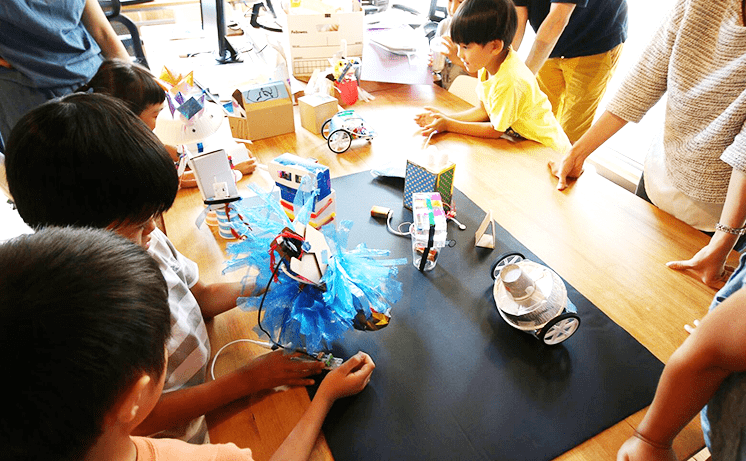littleBitsを使って作り終えた作品を発表している様子